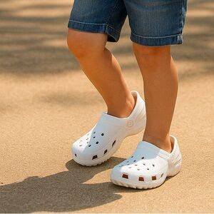 Crocs Classic Clog White | Unisex Size C10 (Kids)